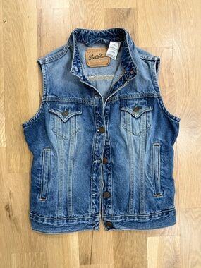 Women’s Y2K 90s Levi's Sleeveless Denim Vest. Kind People are My Kinda People.